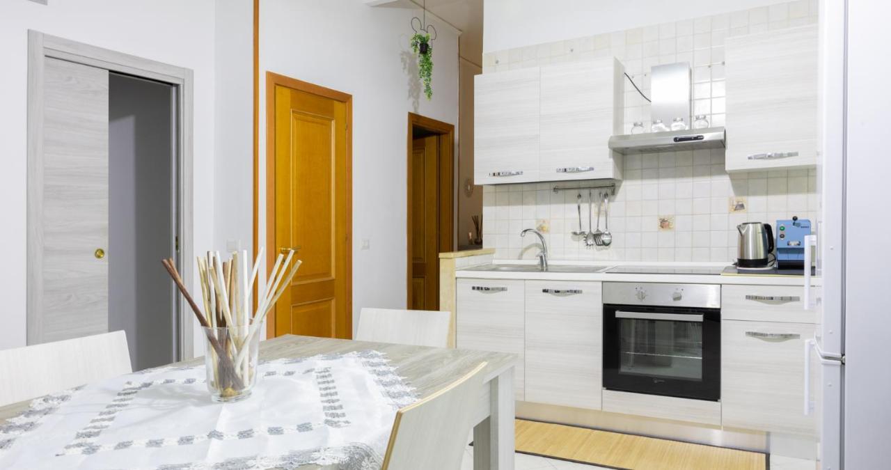 Decumani Apartments - Nel Cuore Di Napoli Esterno foto