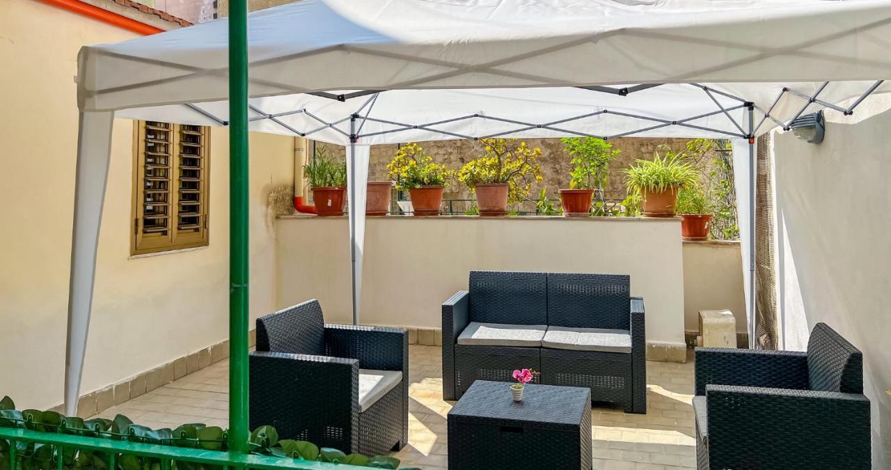 Decumani Apartments - Nel Cuore Di Napoli Esterno foto